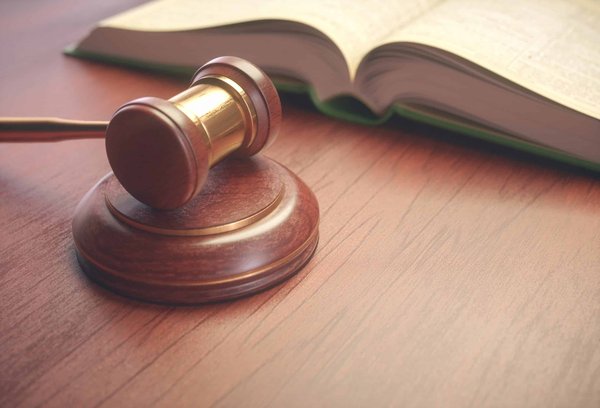 Quelles sont les obligations juridiques relatives à l'installation de bornes de recharge pour véhicules électriques sur les parkings d'entreprise?